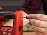 ▶ Pistola profesional inalámbrica 5 en 1 para grapas y uñas, grapadora de alambre con pilas y clavadora para tapicería, enmarcado, techos, manualidades, valla, cable, negro/rojo Arrow ET501C -