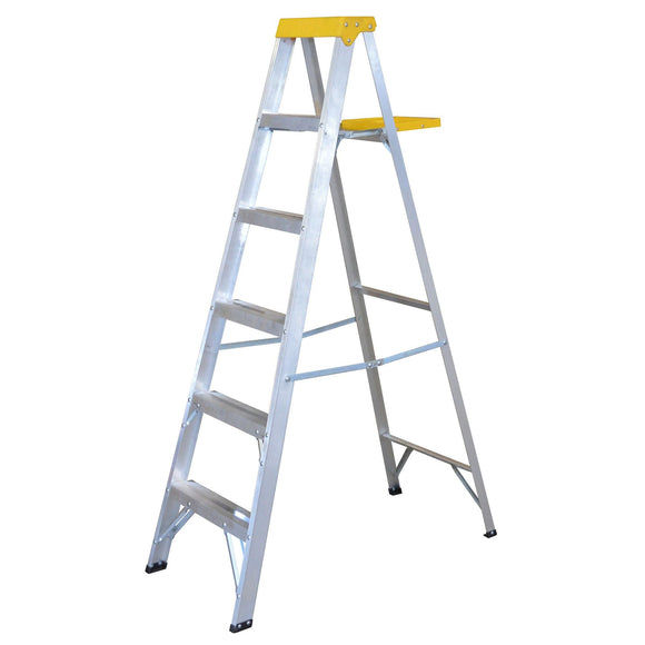 Escalera de tijera tipo III de aluminio y tapa plástica con 5 peldaños
