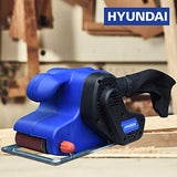▶ HYUNDAI Lijadora de banda eléctrica marca HYUNDAI con potencia de 750w. Ideal para grandes superficies de lijado. RAIKER