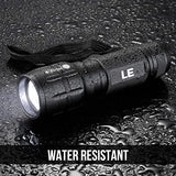 🔦 LE CREE Linterna LED, pequeña y superbrillante, linterna táctica LED, luz de mano, zoomable, resistente al agua, brillo ajustable para camping, correr, pilas AAA incluidas